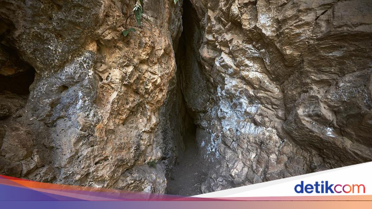 7 trapped in Laos cave during gold search, 5 found safe