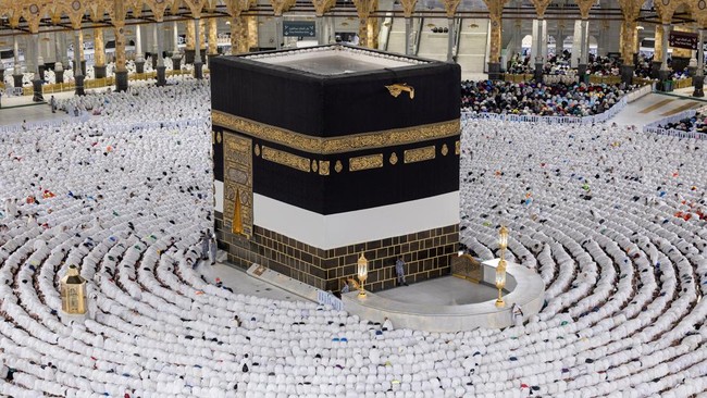Dutch Scholar's Controversial Makkah Entry Ends in Conversion to Islam