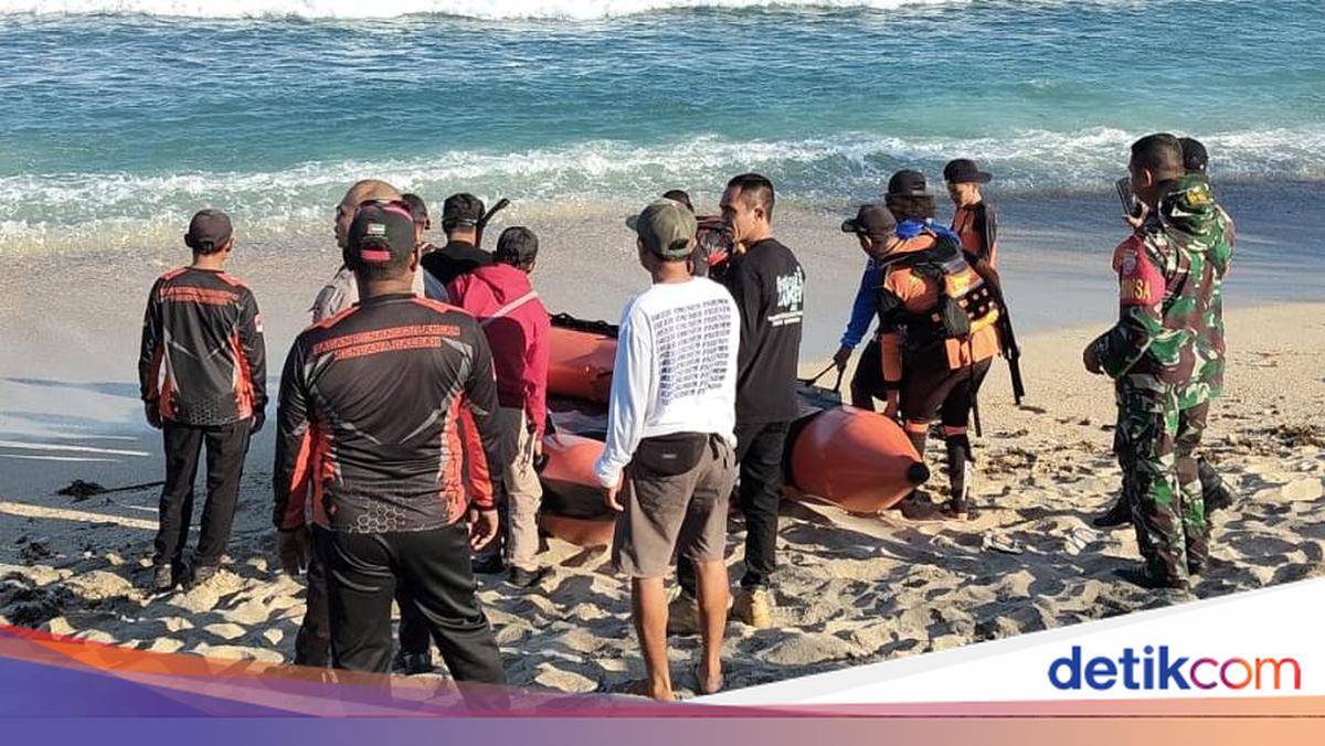Two West Java Tourists Swept Away by Waves at Lakey Beach, One Still Missing