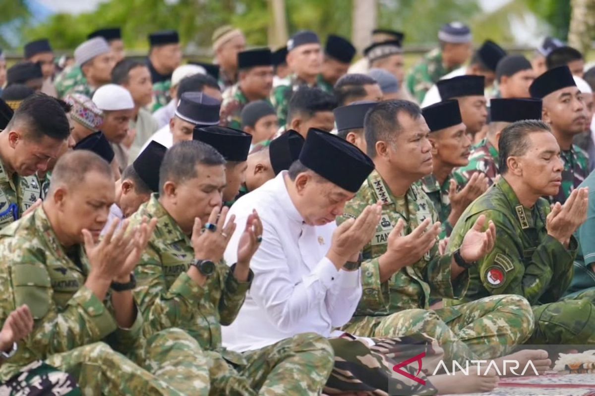 Defence Minister and Vice Chief of Staff Perform Eid al-Adha Prayers with West Papuan Residents