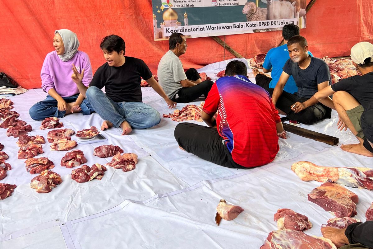 Balkoters distribute sacrificial meat to communities during Eid al-Adha