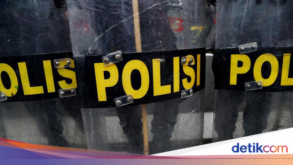 Police Arrest 11 During Central Jakarta Patrol, Seize Weapons and Thousands of Tramadol