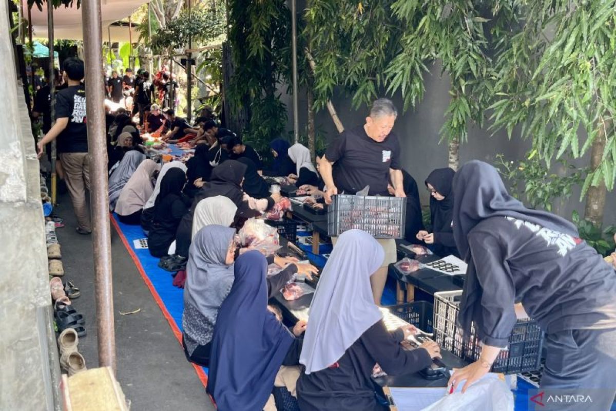 Irfan Hakim Enlists Dozens of Volunteers to Pack Qurban Meat for Eid al-Adha