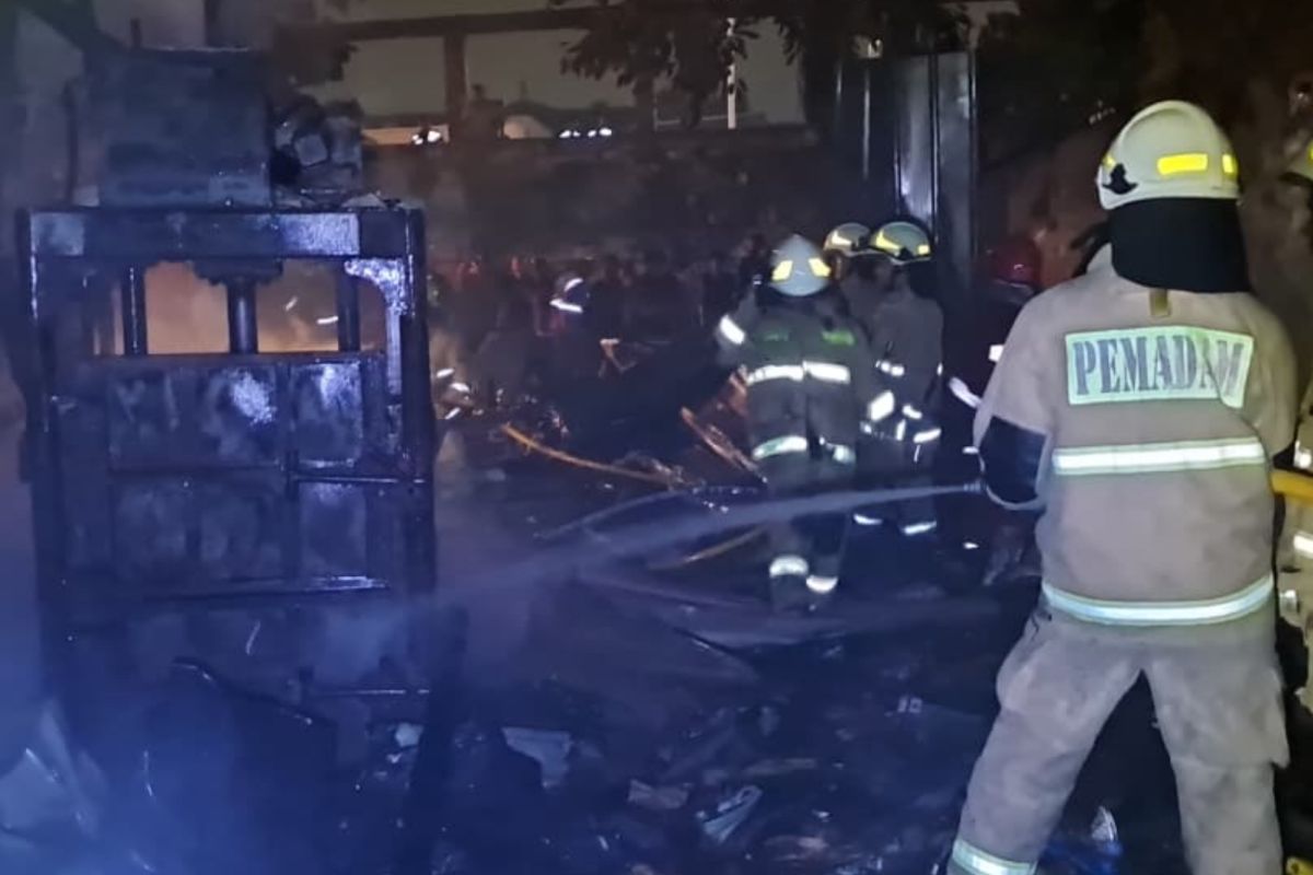 Dozens of North Jakarta firefighters extinguish Warakas house fire