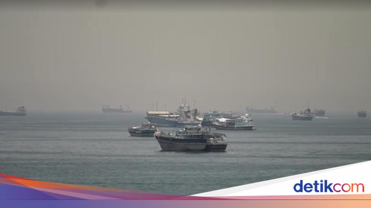 Iran Fires Warning Shots at Ships in Strait of Hormuz After US Strikes