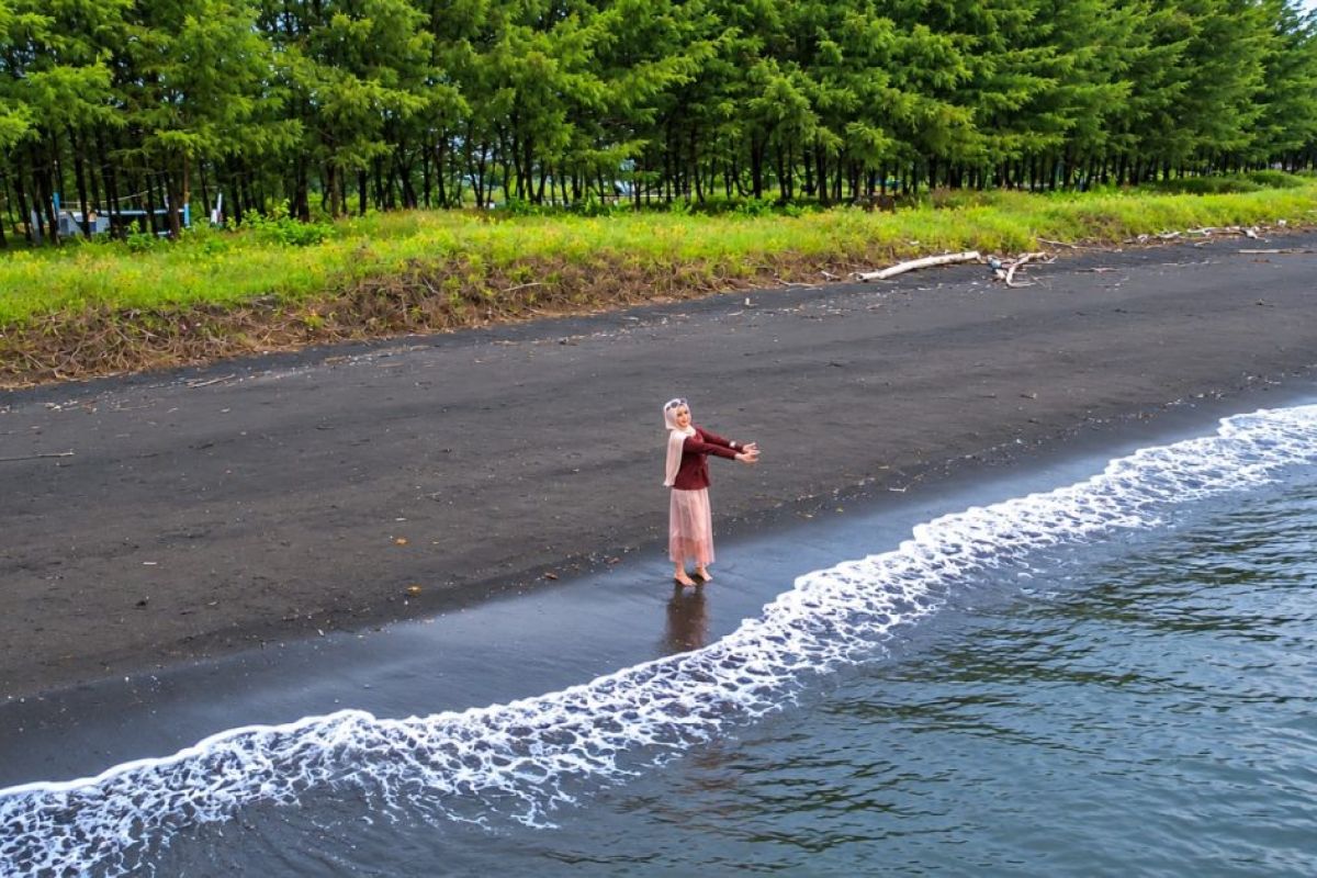 Probolinggo develops Duty Paiton Beach into flagship tourist attraction