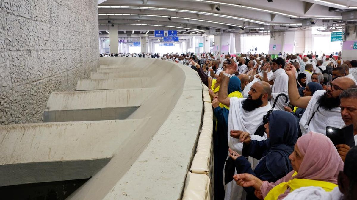 Indonesian Hajj Pilgrims Banned from Stoning Jamarat Between 10am-2pm, Here's Why