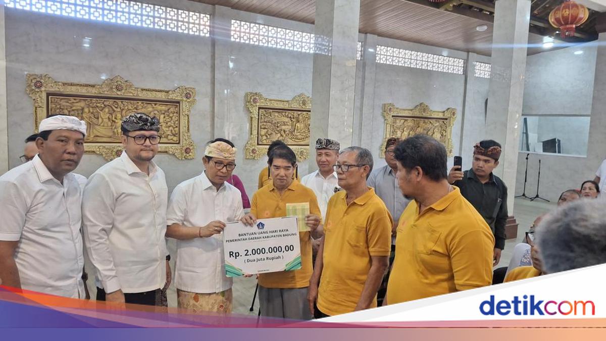 Badung Regent Distributes Waisak Aid to 210 Buddhist Families