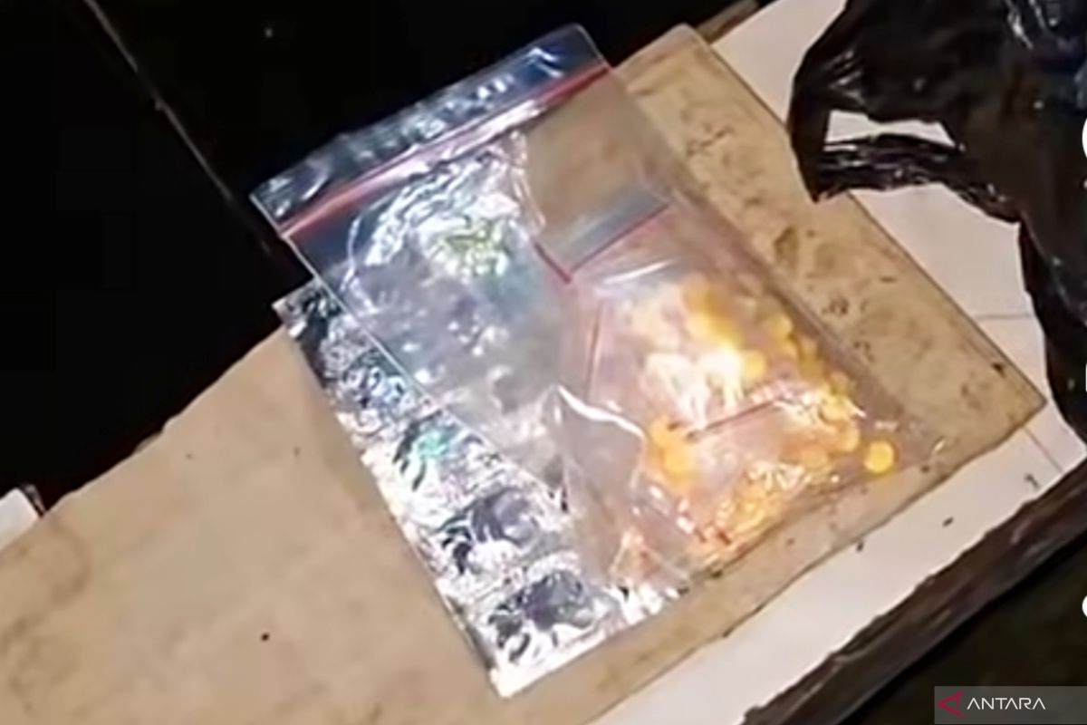 Police investigate bag containing tramadol found in East Jakarta