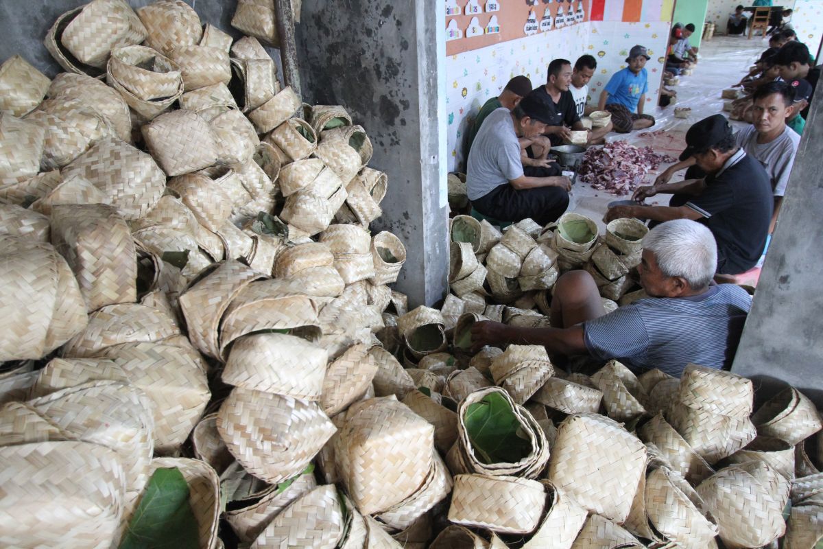Sukoharjo Uses Eco-Friendly Besek Containers for Eid al-Adha Sacrificial Meat Distribution
