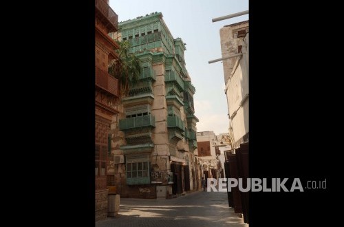 Dutch Bacteriologist Assigned to Jeddah Falls for Mecca, Converts to Islam with European Flair