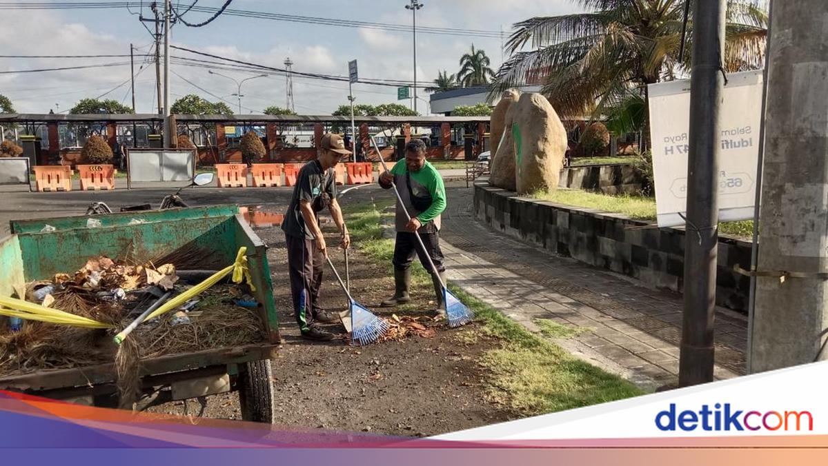  Gilimanuk Port Traffic Returns to Normal Amid Garbage Problem