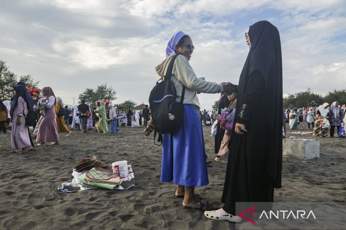 Tolerance Amidst the Parangkusumo Sand Dunes