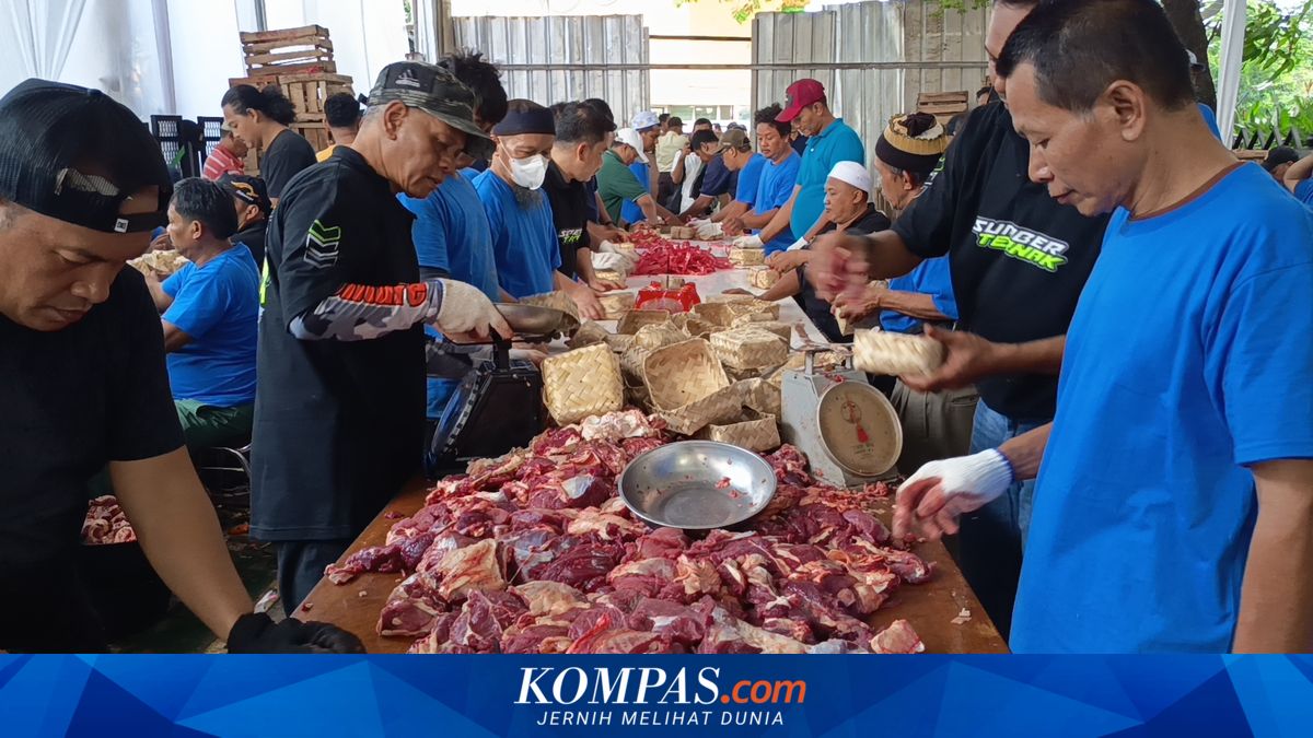 Kramat Jati Central Market in East Jakarta uses bamboo baskets to wrap sacrificial meat and reduce plastic waste