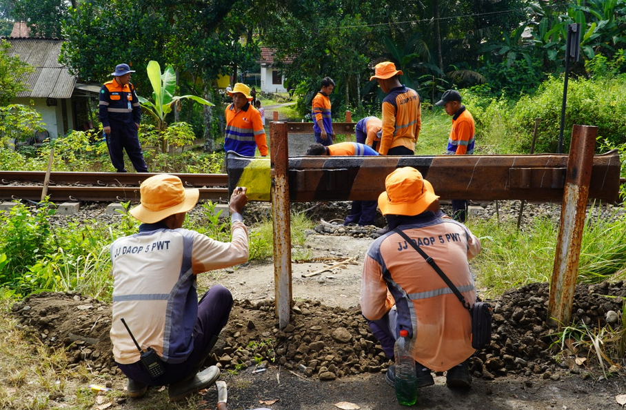 KAI Daop 5 Purwokerto Closes Illegal Level Crossing in Jeruklegi, Cilacap