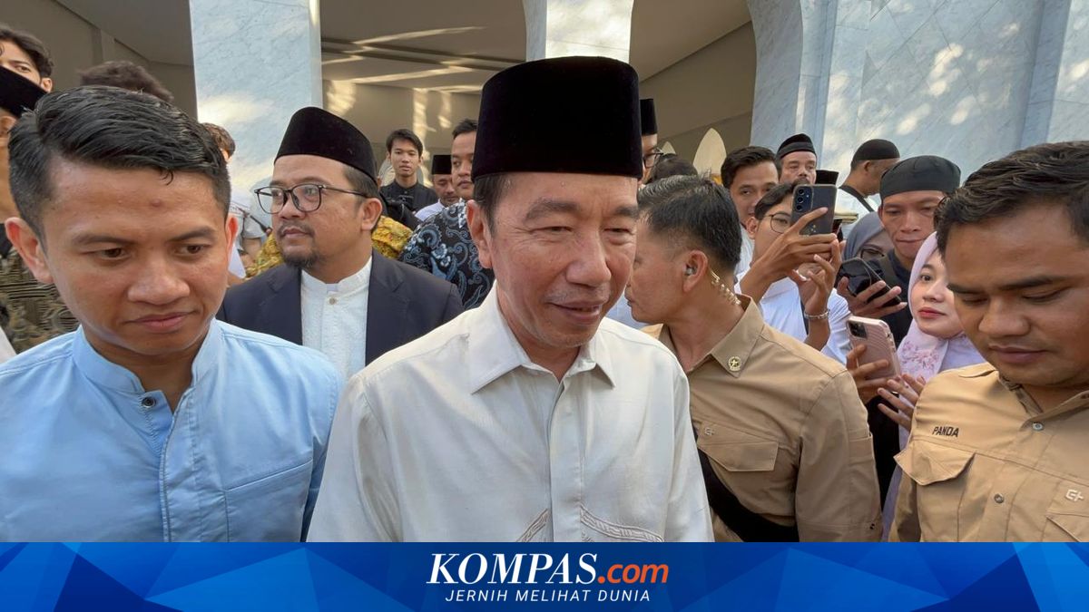 Jokowi Tours Indonesia to Boost PSI, Secure Gibran's VP Position, Analyst Says