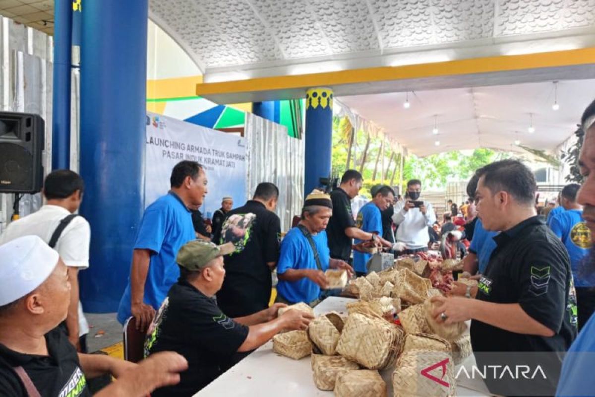 Kramat Jati Main Market Distributes 6,000 Eco-Friendly Sacrificial Meat Packages