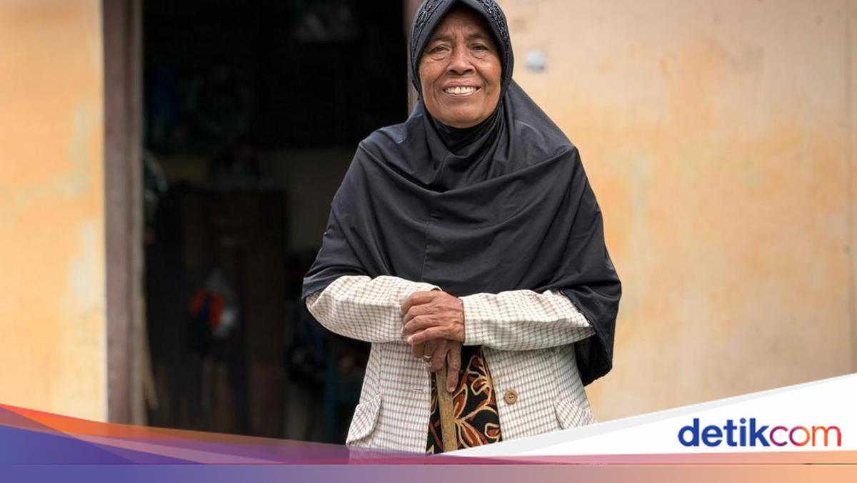 Elderly Surakarta Woman Raises Adopted Child Through Flower Sales and Grave Cleaning
