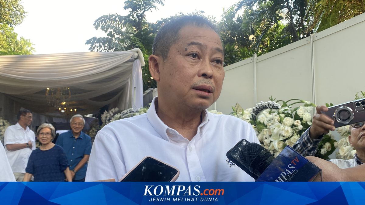 Ignasius Jonan Attends Wake of Latifah Oetama, Expresses Admiration for Deceased