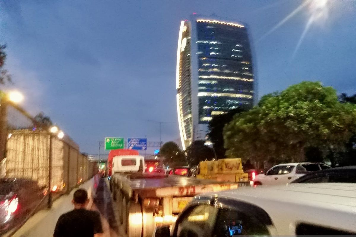 Long trailer truck traffic jams stretch from Tanjung Priok to Cakung-Cilincing