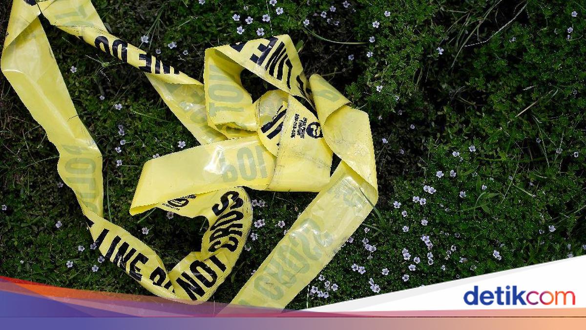 Motorcycle Robber Beaten by Mob After Stealing Student's Motorcycle in Bogor