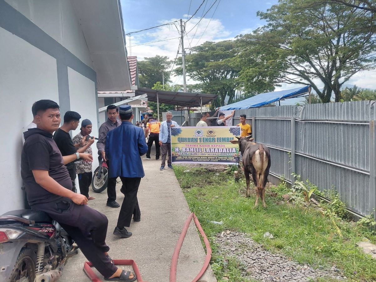 Padang Huntara Residents Receive Three Sacrificial Cows