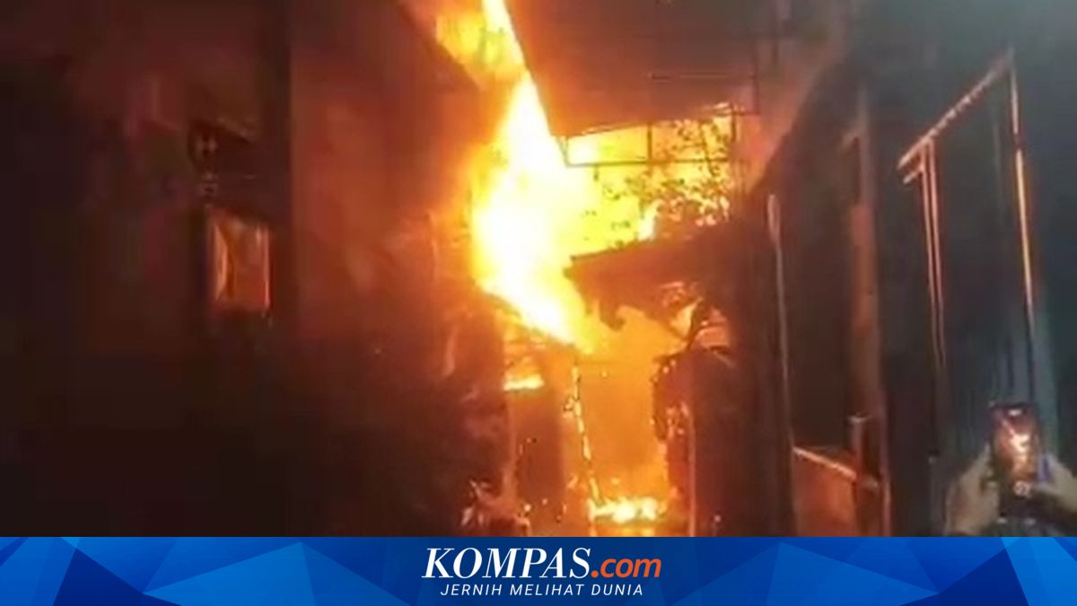 House in dense residential area in Tambora, West Jakarta catches fire, 95 firefighting personnel deployed