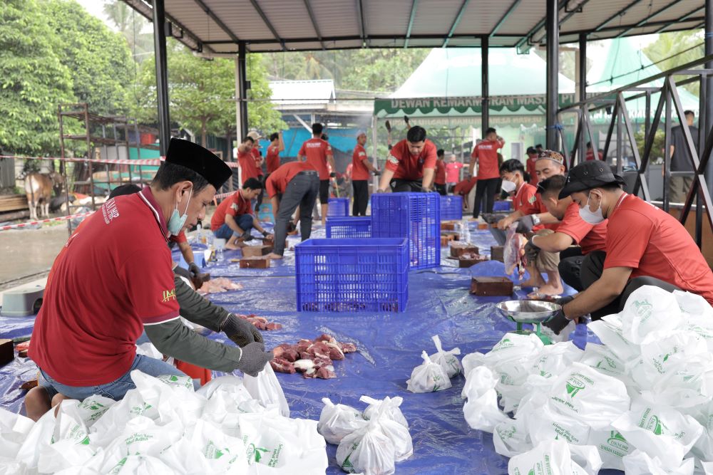 IMIP Distributes 1,800 Eid al-Adha Meat Packages in Morowali Industrial Area