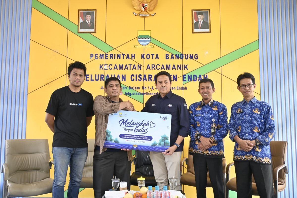 Tugu Insurance distributes prosthetic legs to accident victims