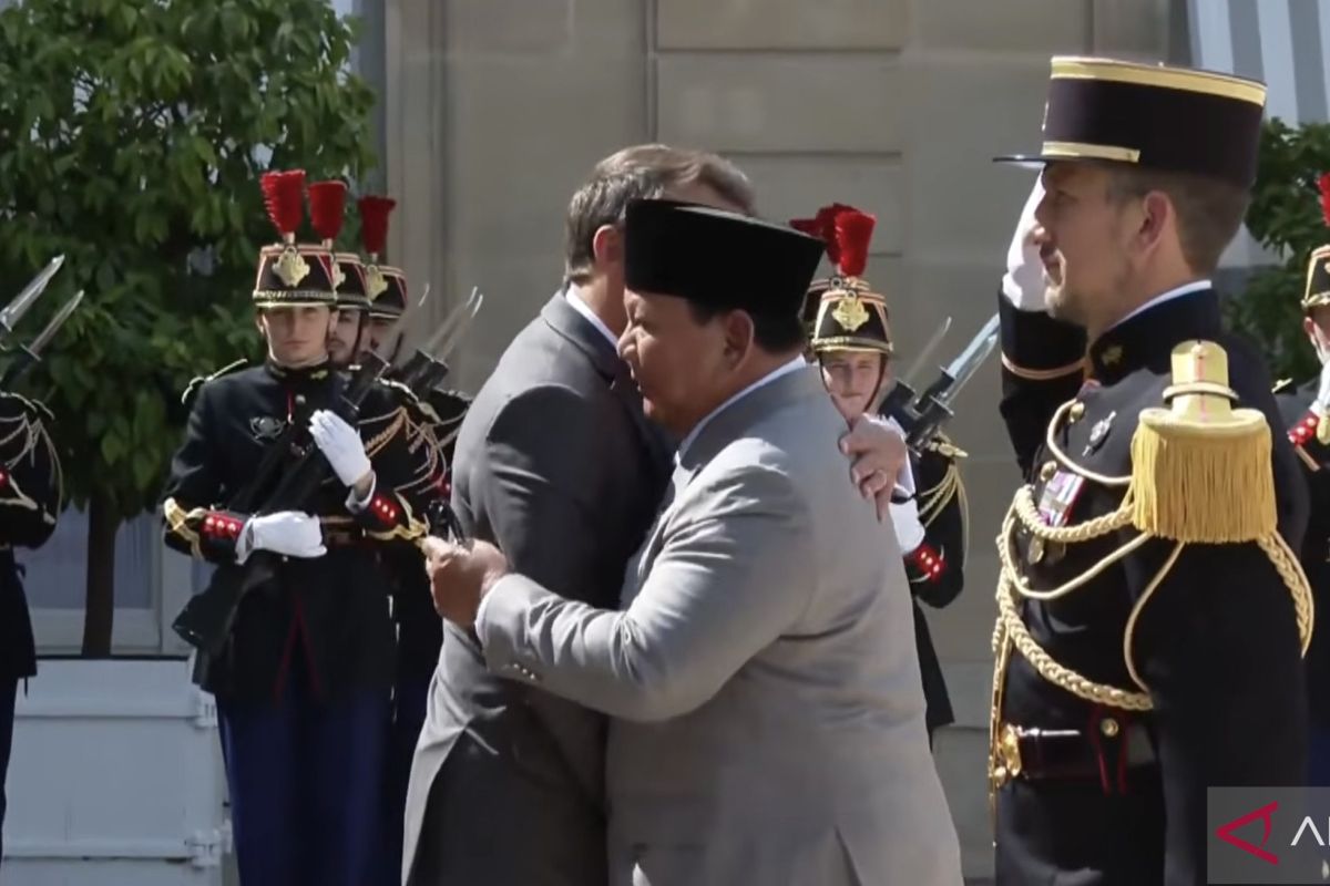 Prabowo warmly embraced by Macron upon arrival at Élysée Palace