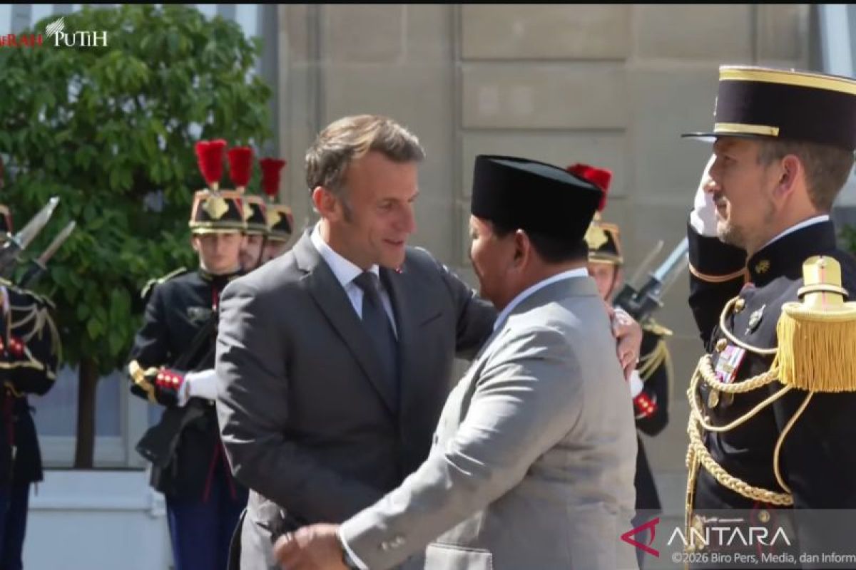 Prabowo arrives at Elysee Palace greeted by French President Macron and wife