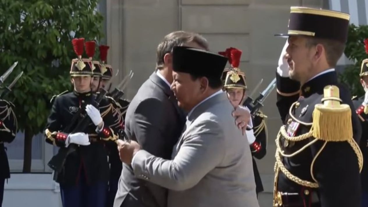 Prabowo warmly embraced by Macron at Élysée Palace in Paris