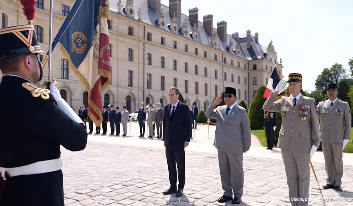President Prabowo Welcomed by Macron at Élysée Palace