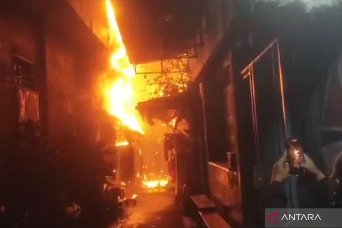 Fire engulfs resident's home in Krendang, West Jakarta on Thursday night