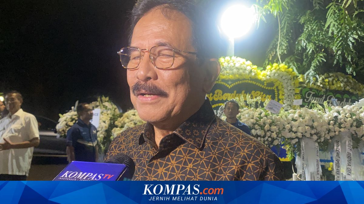 Sofyan Djalil pays respects at Latifah Oetama's funeral: 'She carried out her duties flawlessly'