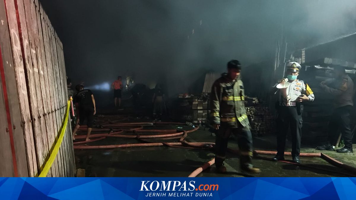 Timber warehouse fire in Pamulang, South Tangerang sends plumes of black smoke sky-high