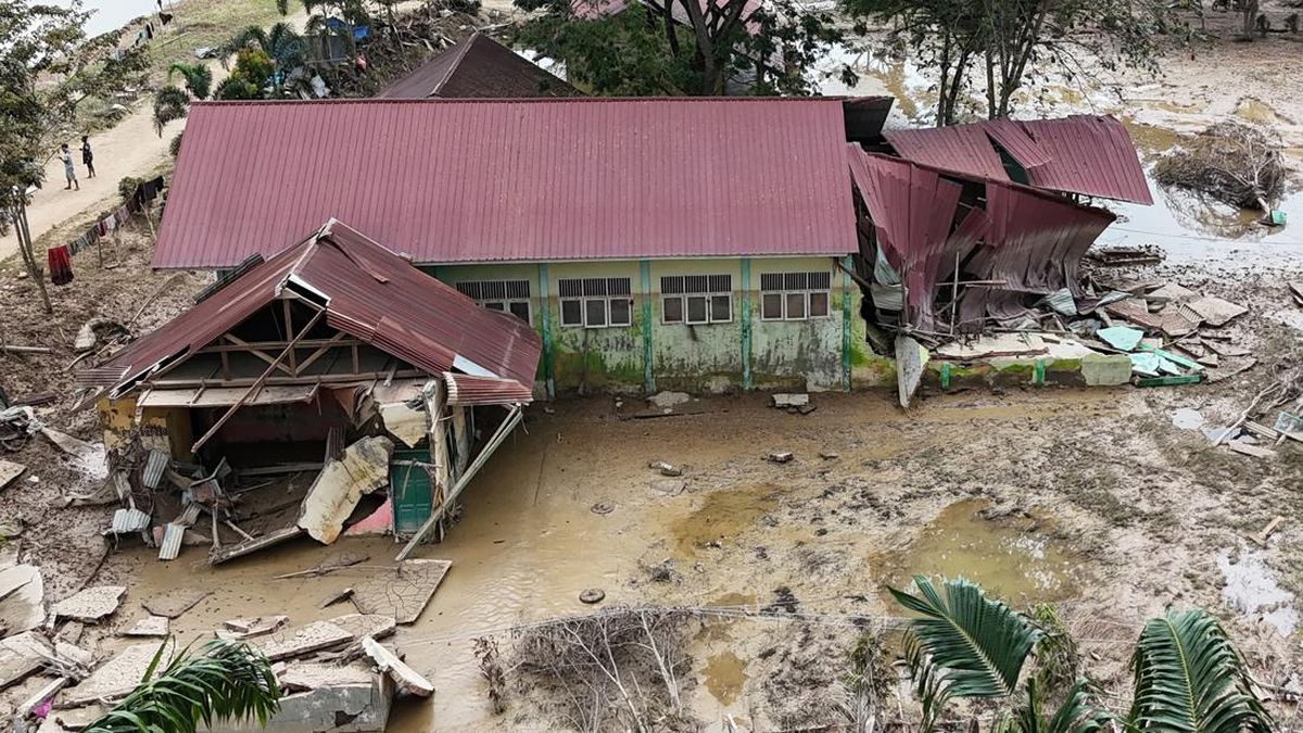 PKS Distributes Sacrificial Animals to Flood-affected Areas in Sumatra
