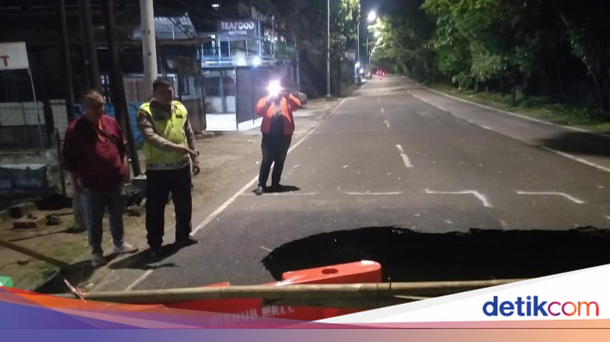 Lenteng Agung Main Road in South Jakarta Collapses, Drivers Urged to Exercise Caution