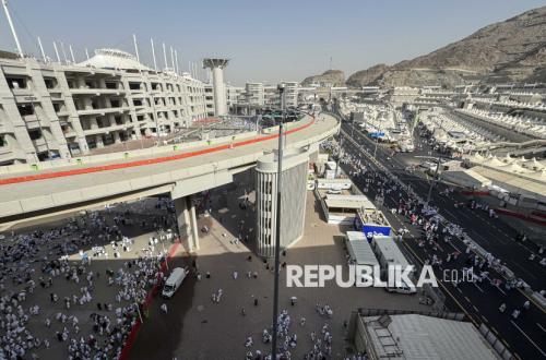 Stoning the Jamarat and Mabit in Mina: A School of Character