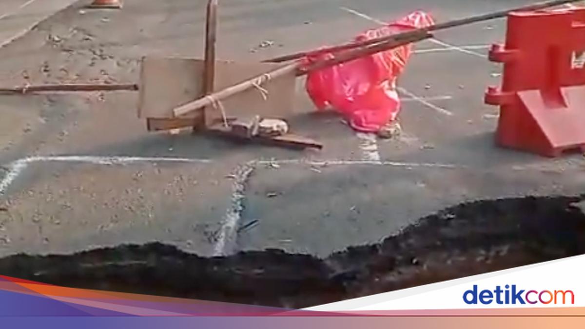 Road Subsidence in South Jakarta's Lenteng Agung Causes Traffic Congestion on Route to Depok