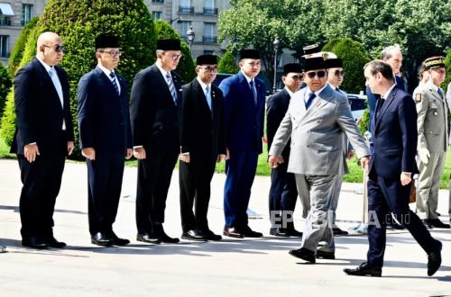 Officials Accompanying Prabowo at Paris Meeting with Macron