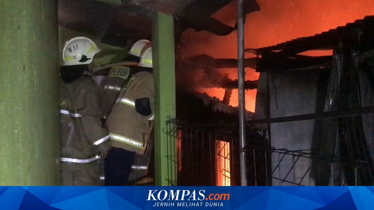 East Jakarta House Burns Down Due to Suspected Electrical Short Circuit While Owner Attends Funeral