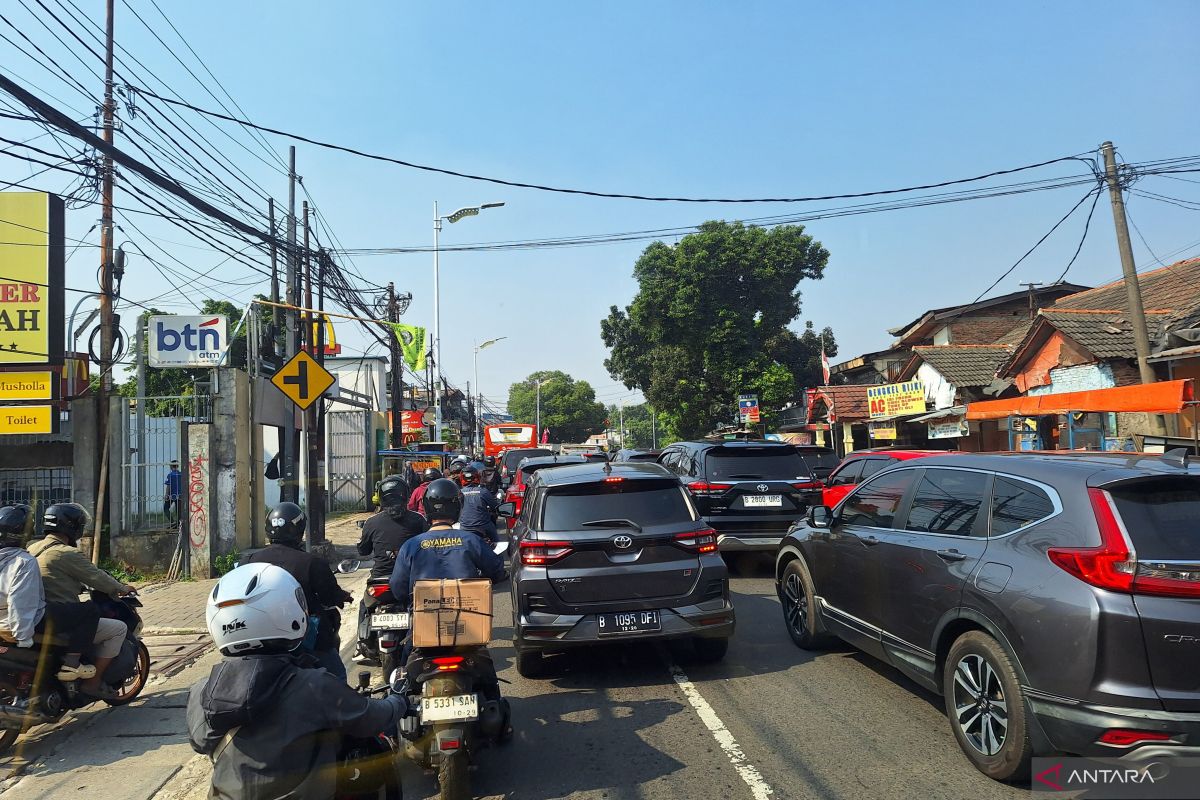 Traffic congestion hits Lenteng Agung Raya following road collapse