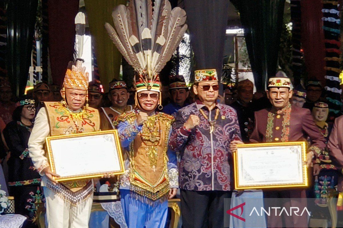 Pangdam XXII/Tambun Bungai honoured with Dayak customary title