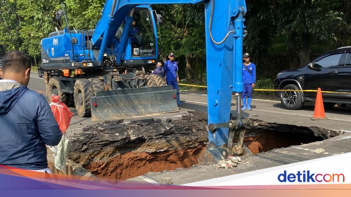 Excavators Deployed to Repair Collapsed Road in Lenteng Agung
