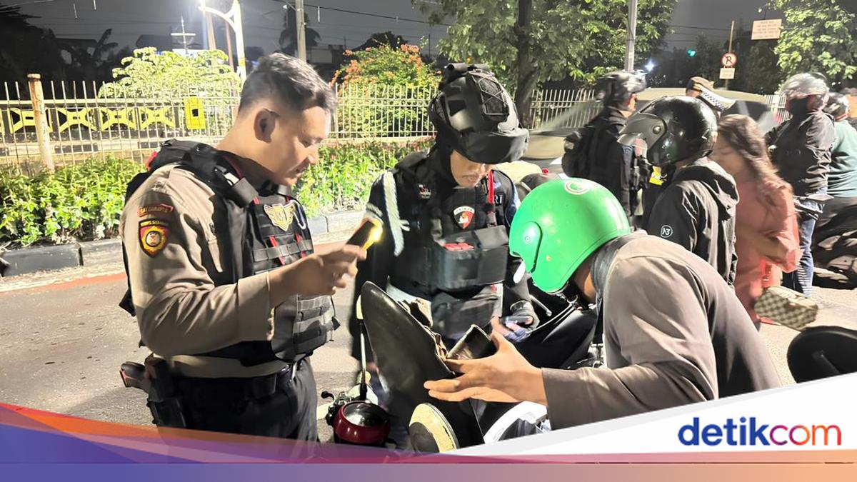 Ojol Driver Found Collapsed on East Jakarta Roadside After Suspected Exhaustion