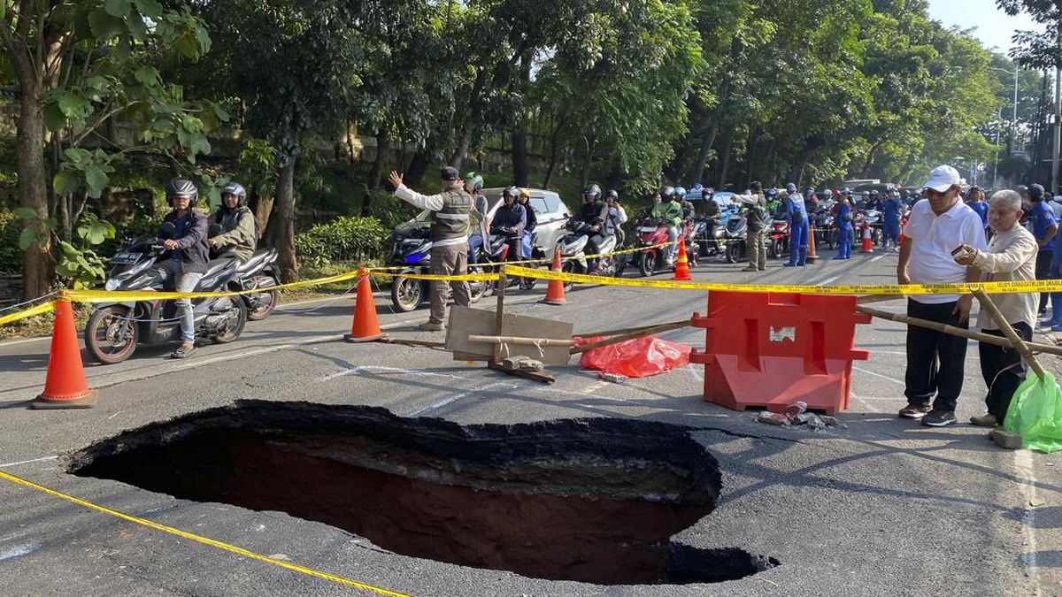 Chronology of Road Collapse in Lenteng Agung, South Jakarta, Causing Severe Traffic Congestion