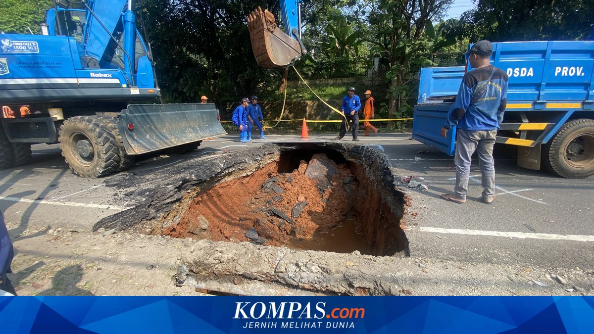 Sinkhole on Jalan Lenteng Agung in South Jakarta Causes Severe Traffic Congestion towards Depok