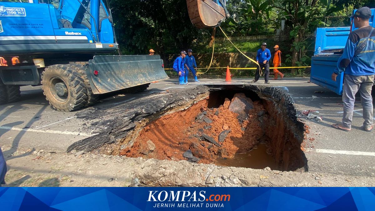 Lenteng Agung Road Collapse in South Jakarta Causes Extended Friday Morning Traffic Jam