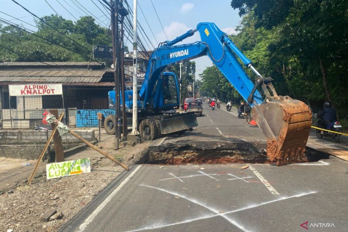 Lenteng Agung road collapse timeline